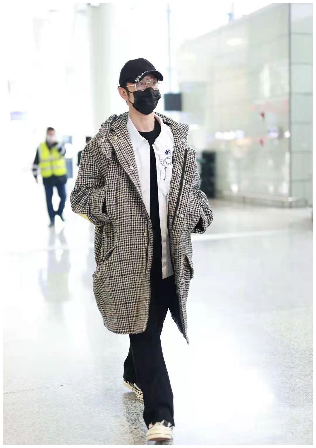 黄晓明越长越嫩了穿格纹大衣走机场帅过小鲜肉baby真会嫁