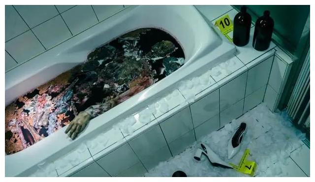 命案,酒店的浴缸,泡着一具已经腐烂的尸体,四肢被分解,五官完全糊掉.