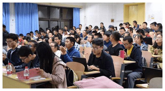 儿子上了大学才知道，妈妈从小到大一直在骗他，老师说的才是对的休闲区蓝鸢梦想 - Www.slyday.coM