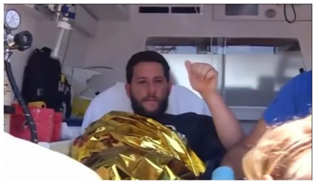 游客在希腊派对玩嗨跳海被浪卷走，一人抱球漂流19小时后获救休闲区蓝鸢梦想 - Www.slyday.coM