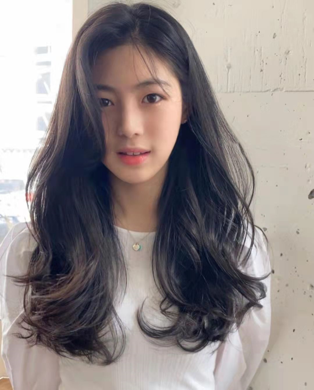 又要让发根获得自然的蓬松感,只有利用摩根烫和大波浪烫发组合在一起