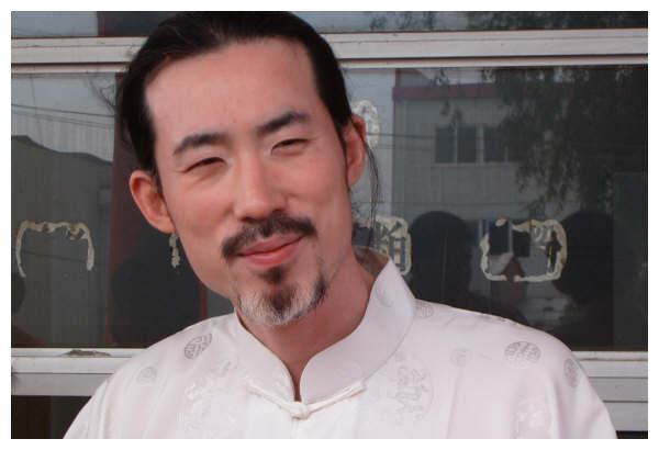 当初嫌他丑,如今帅到你不敢相信