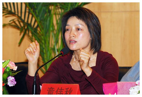 央视主持人章伟秋出身于绘画世家结婚多年夫妻恩爱生活幸福