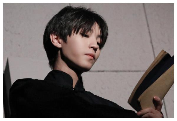 北电17级毕业合照曝光，认出了王俊凯，却没认出《棋魂》中的他休闲区蓝鸢梦想 - Www.slyday.coM