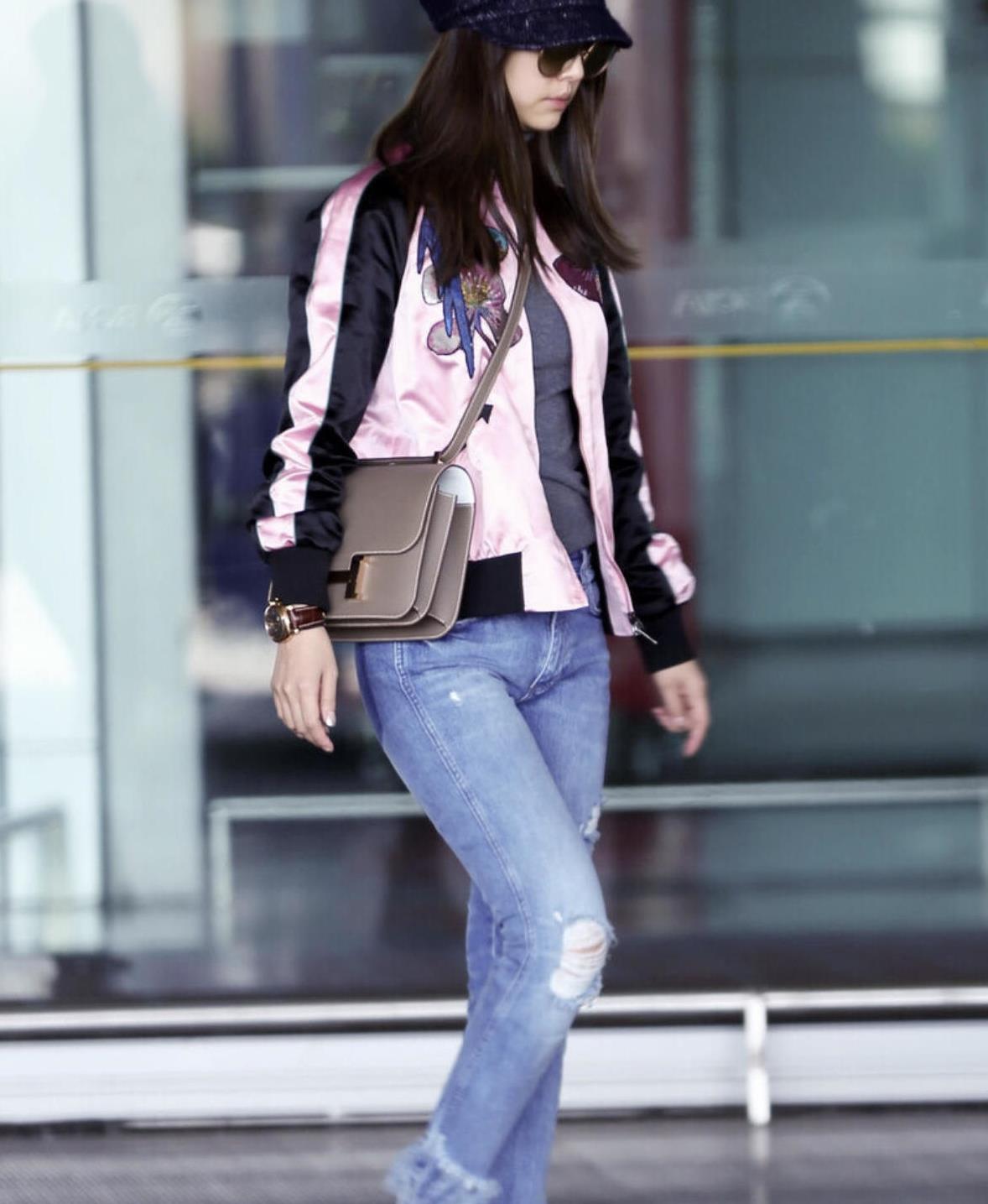 林心如私服打扮真年轻穿棒球服配牛仔裤走机场看着高级又减龄