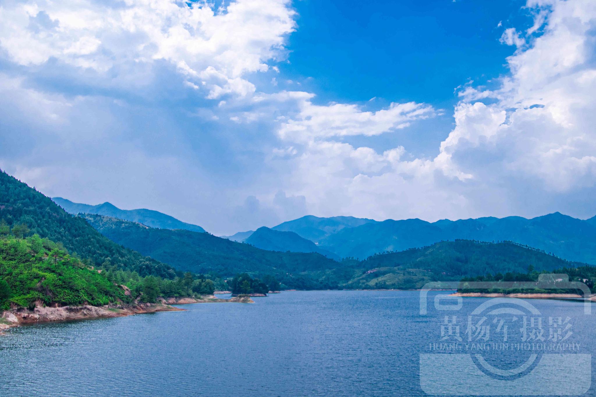 江西于都县吉村村下栏水库,绵延青山粼粼微波的自然之美风景迷人_高清