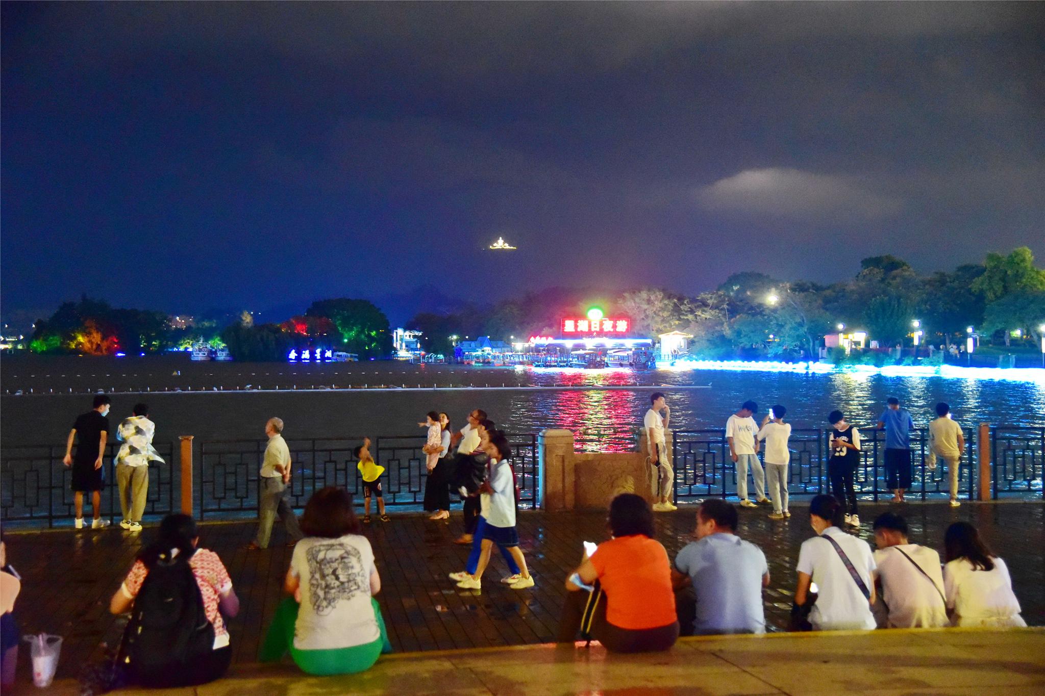 肇庆大气地用灯色将湖水变成海水湖边变海边,开启古城的海滩夜色