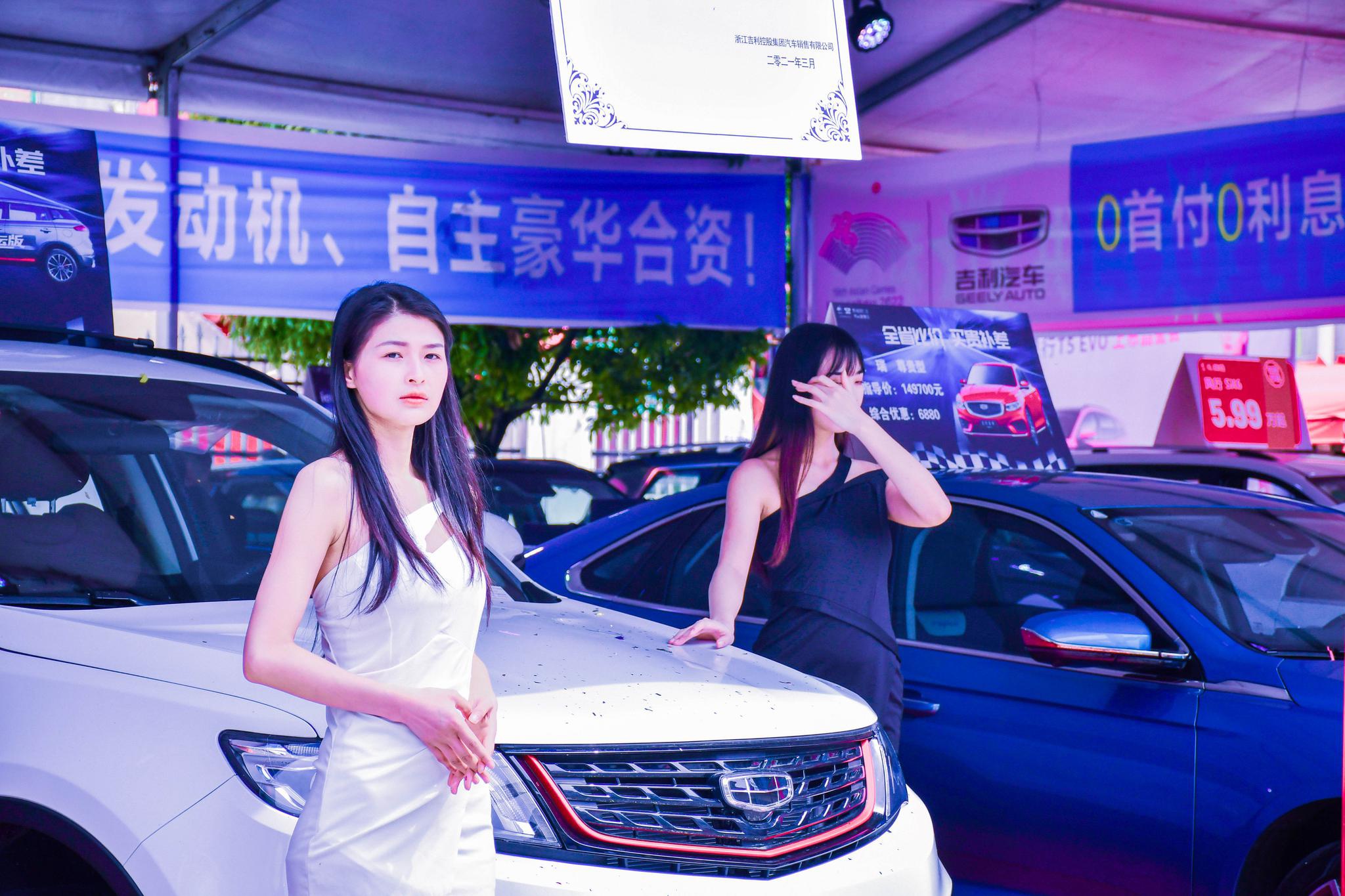 2021年都匀车展现场更有靓丽车模和演出.