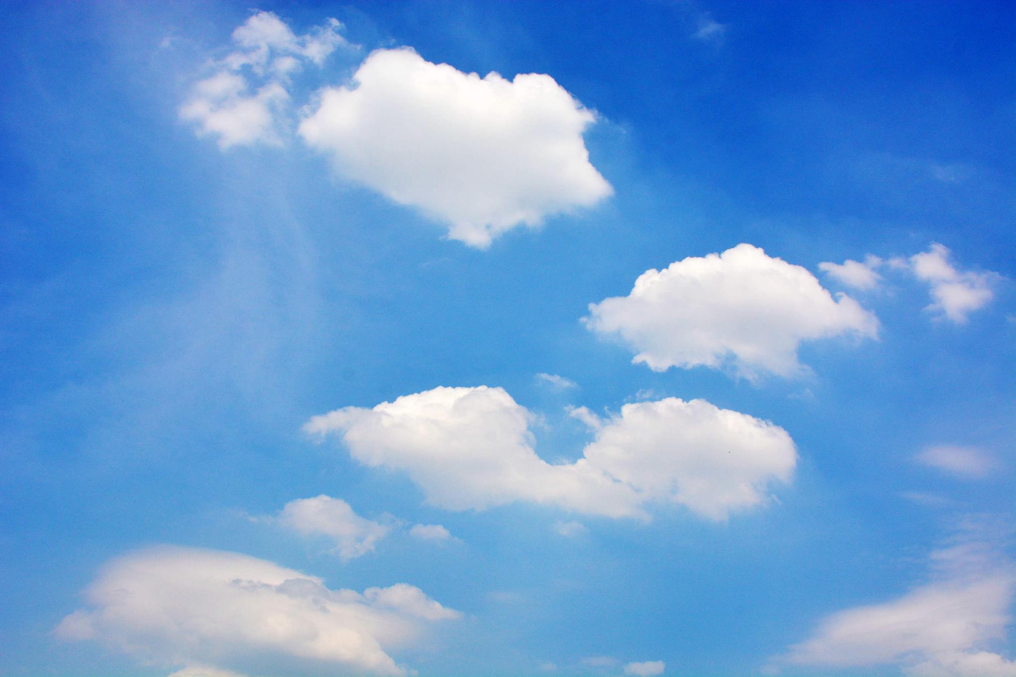 今天无锡出现了今年首个高温日达到35这是中午时分的天空