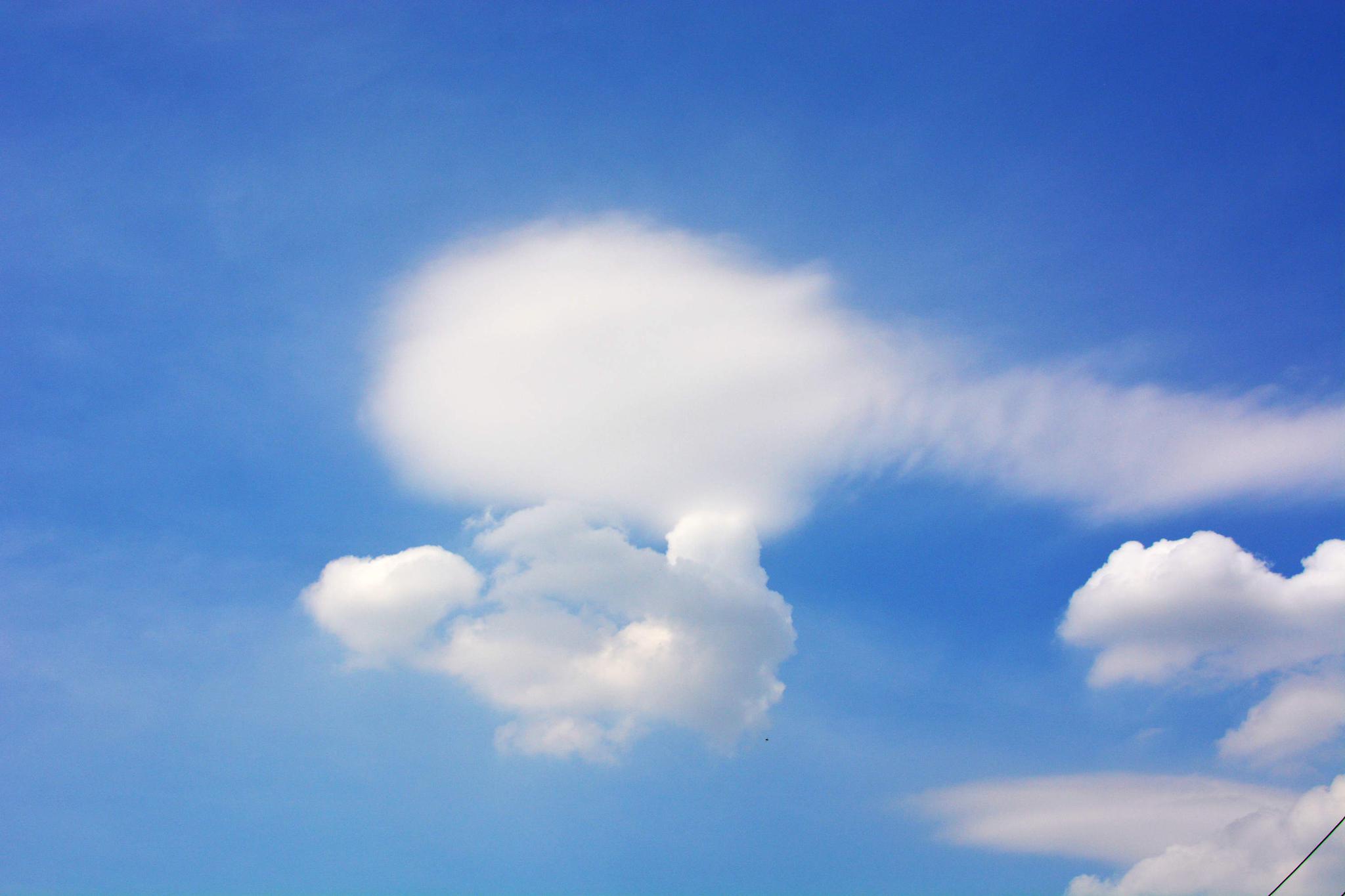 今天无锡出现了今年首个高温日达到35这是中午时分的天空