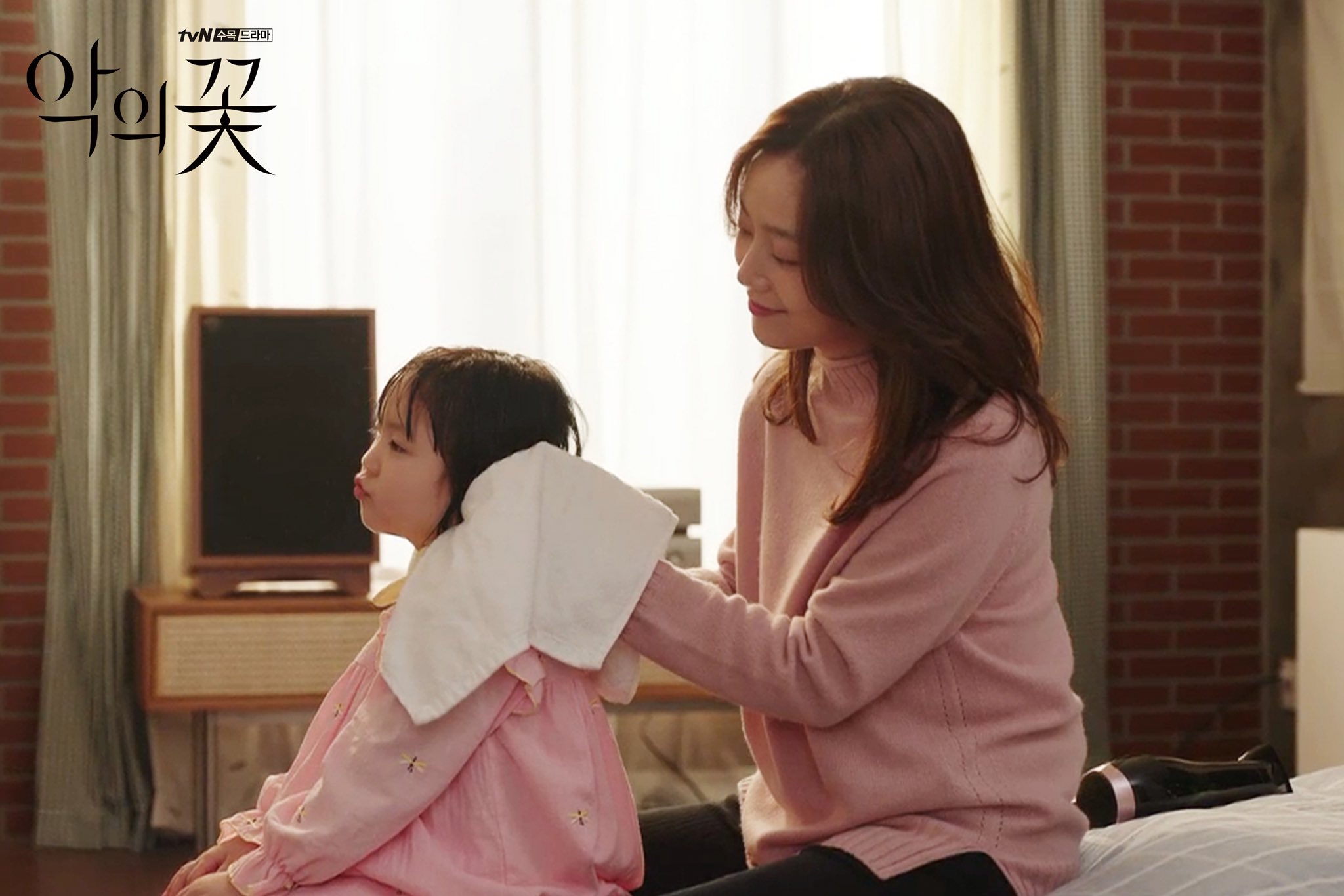 韩剧《恶之花》分享了李准基和文彩元饰演慈爱父母的一瞥