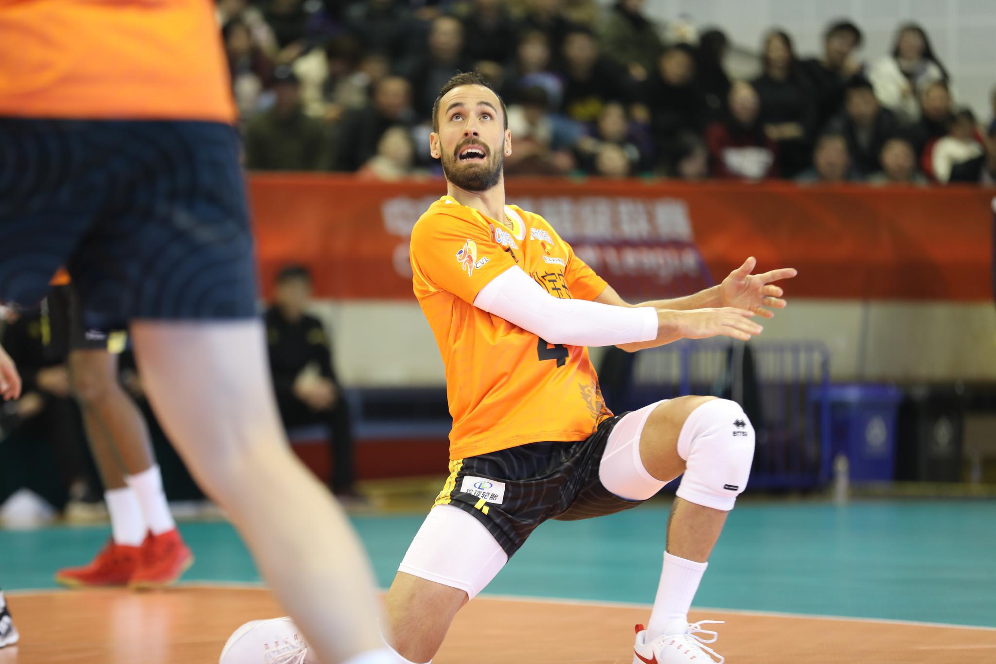 参加联赛的教练员和运动员必须在中国排球协会注册.