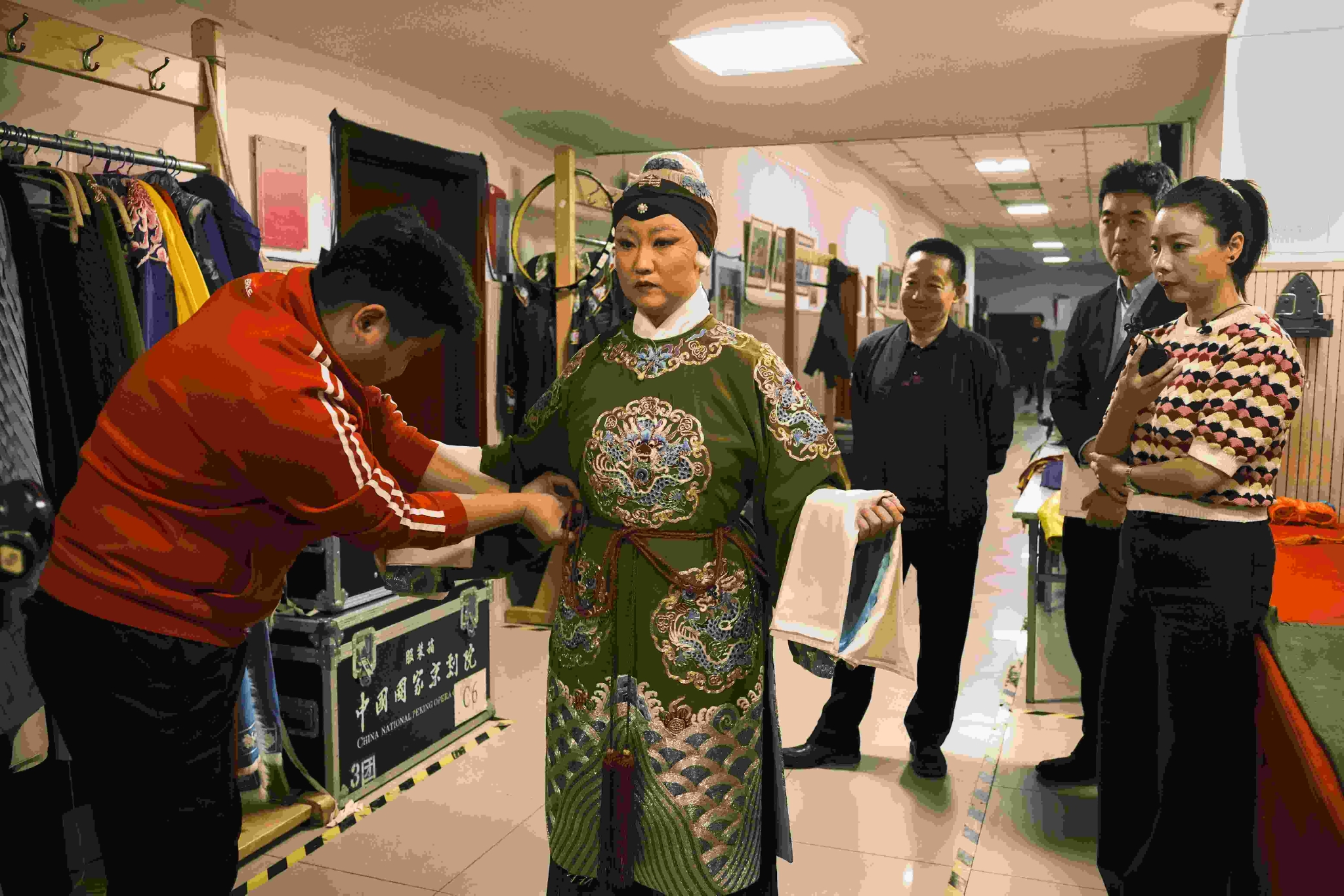 “京剧文化之旅”携手国家京剧院 揭秘京剧后台之美__财经头条