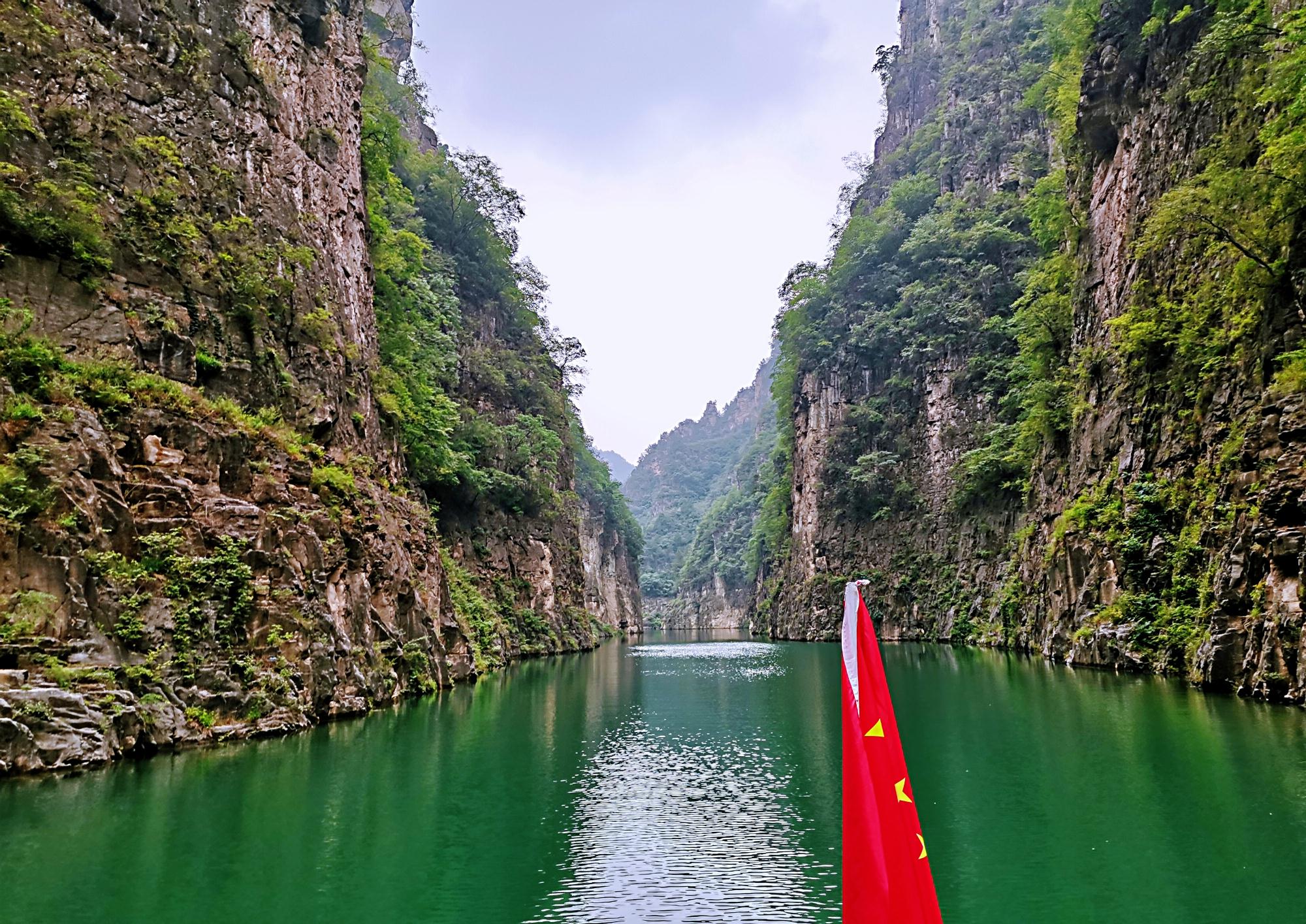 北国漓江云台天池峰林峡天上疑落绿玉带化作人间翡翠湖