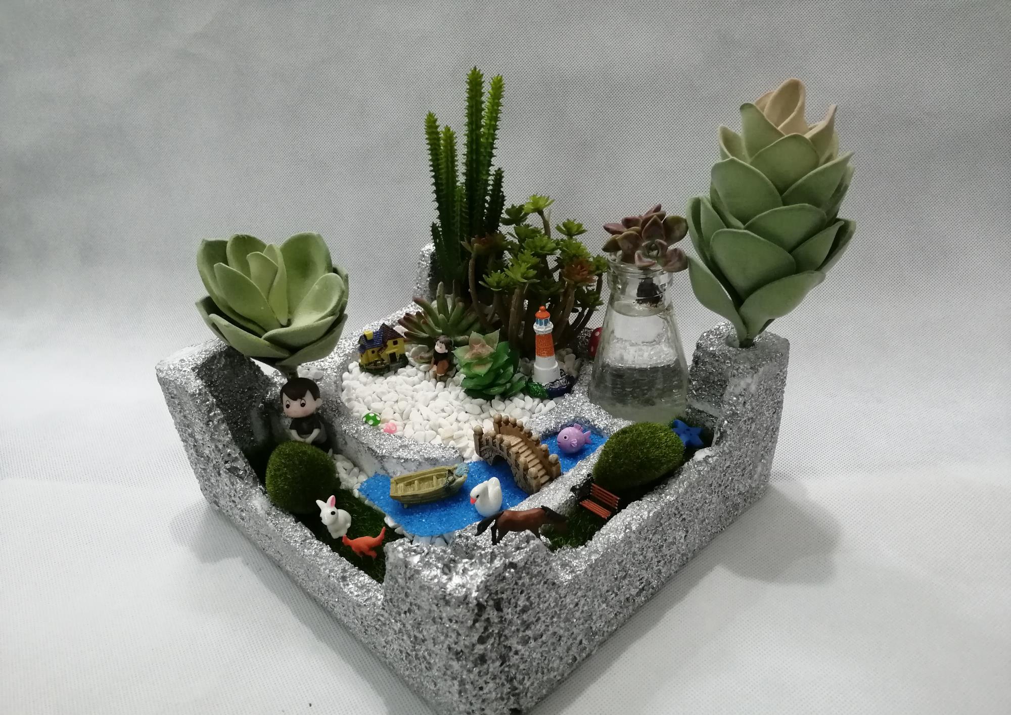 空间,这正适合我的业余爱好,插图是我创作的第④款多肉植物微景观作品