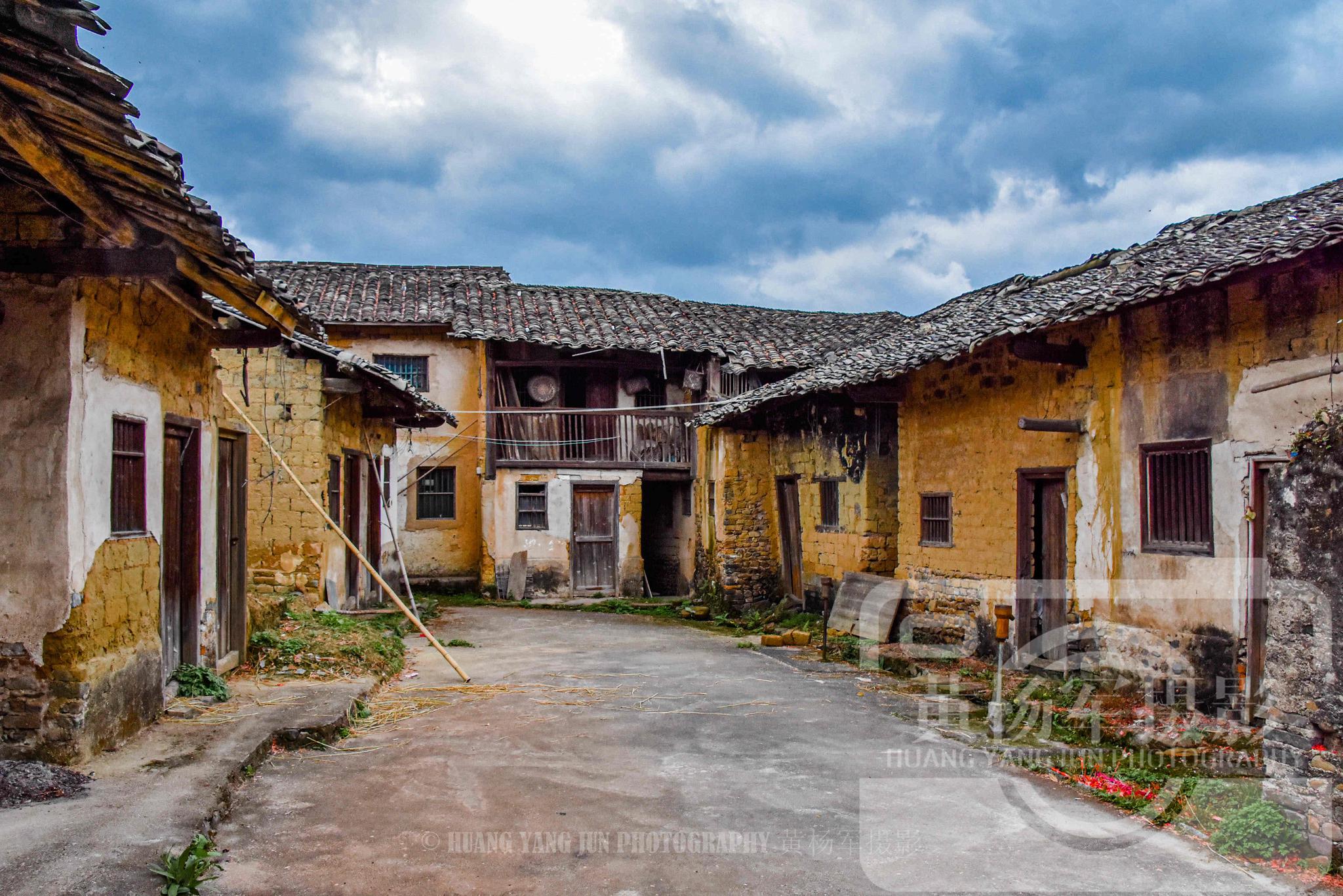 1 / 7 田心围位于江西省赣州市龙南县武当镇大坝村田心小组,105国道