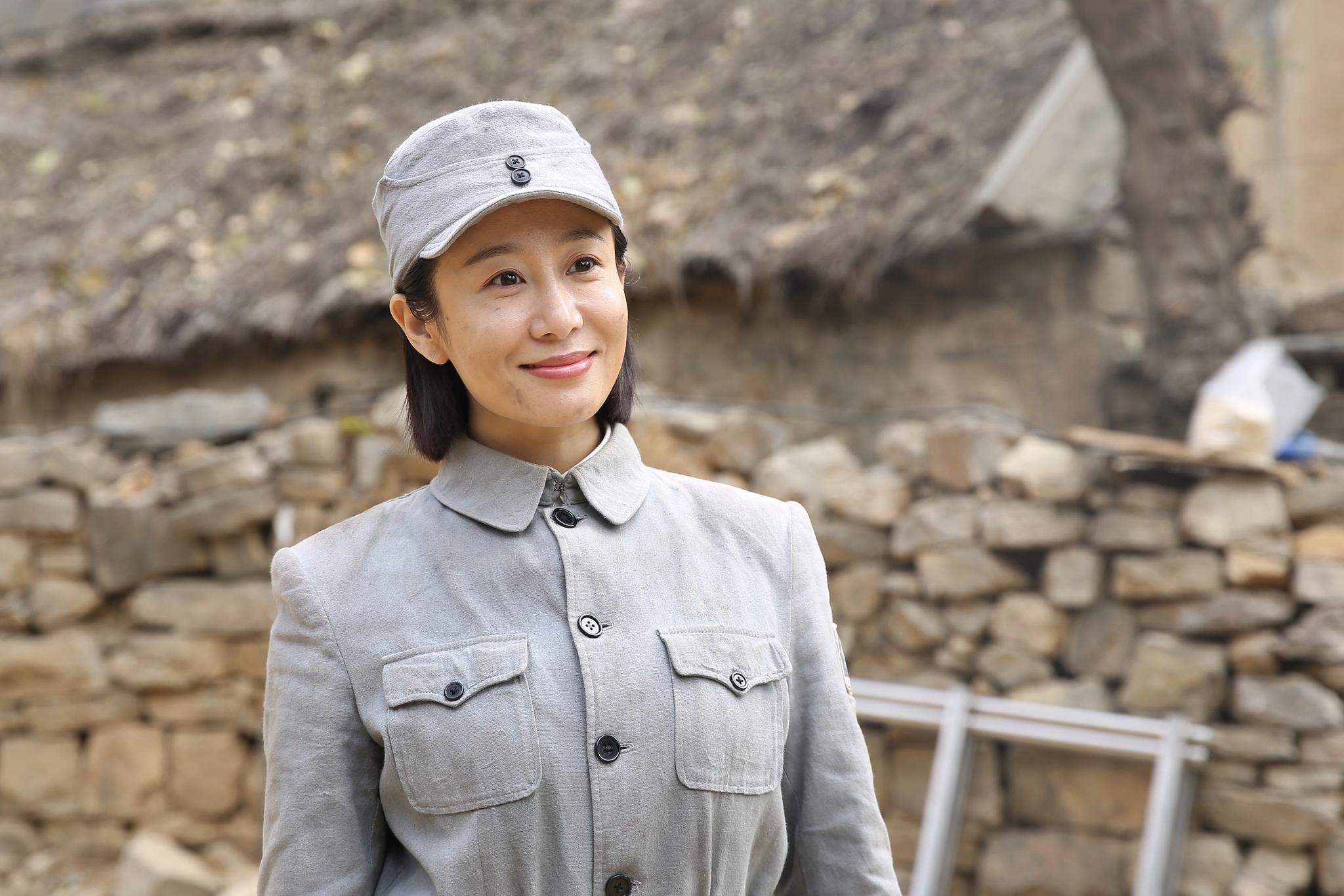 她唱着国际歌上刑场群演大爷泪崩专访苦菜花演员丁子迪