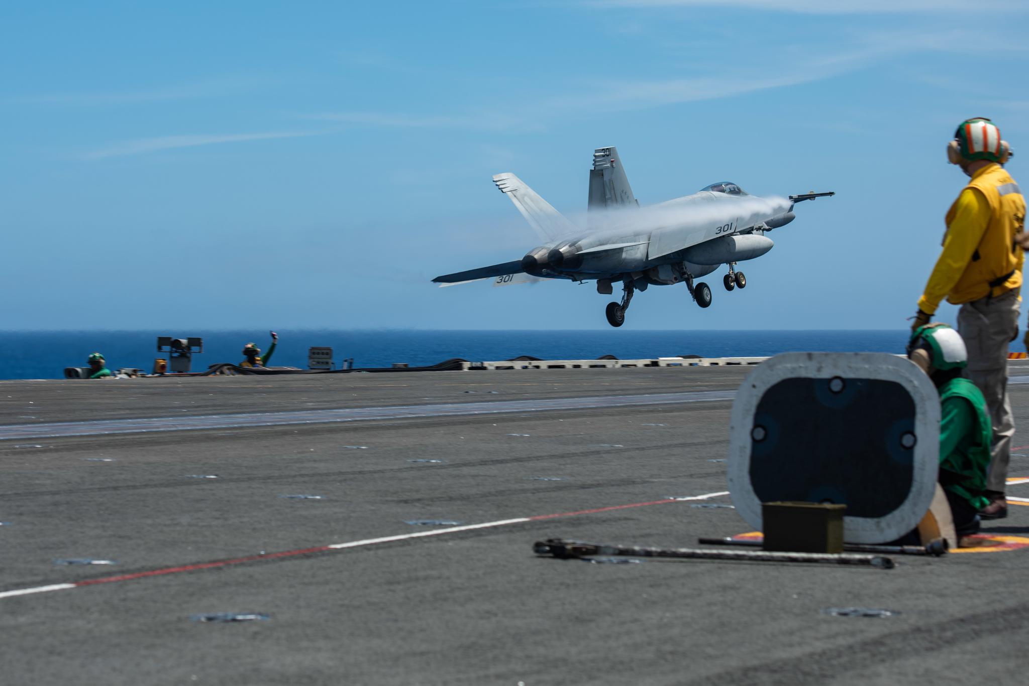 美国海军罗纳德里根号cvn76的舰载机操作