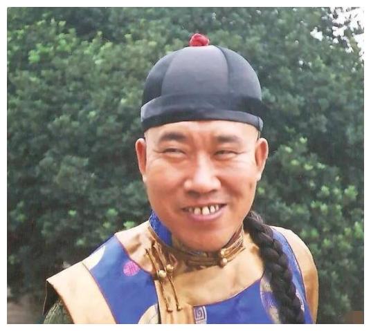 "歪嘴"杜旭东,因"丑"拿下角色,妻子貌美,女儿是熟悉的她