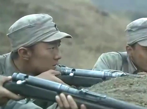 我的兄弟叫顺溜:大战当前,顺溜太累,在战壕里睡着了