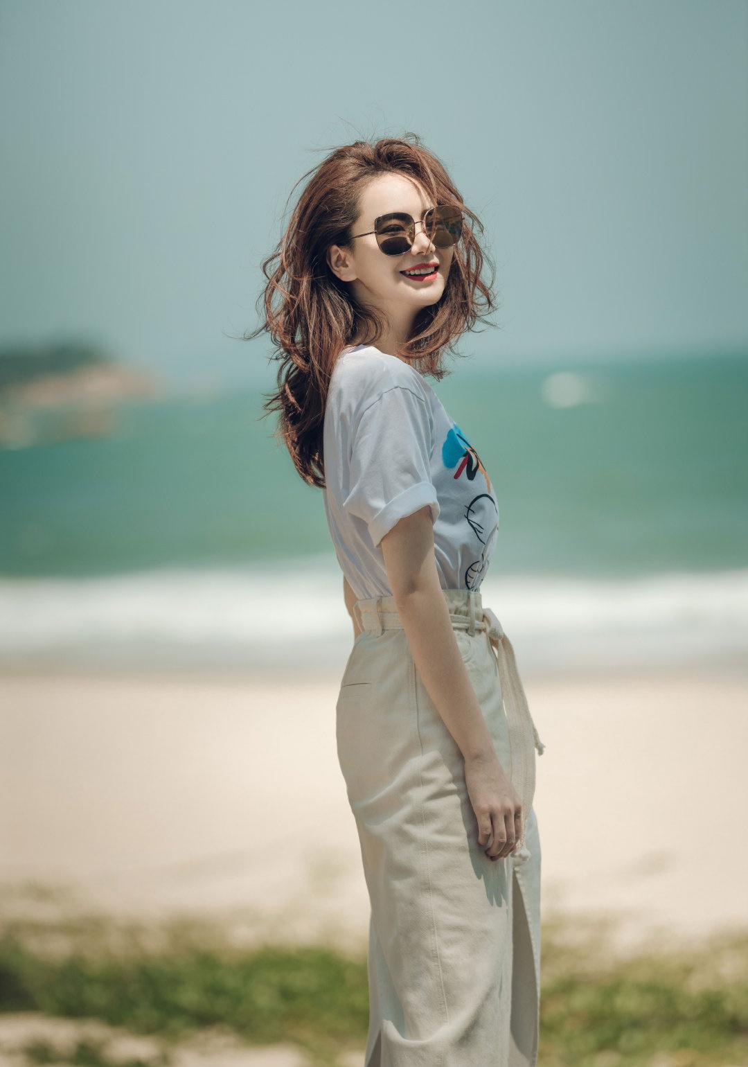 戚薇晒海边度假照,t恤配半身裙简约又高级,棕色卷发减龄又时髦