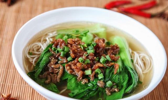 一个特别传统的美食,名字叫做油渣面,可以当小吃的一道美食