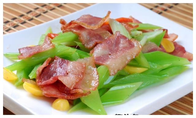 芹菜炒培根鲜嫩口渴的家常菜风味独特大人小孩都爱吃