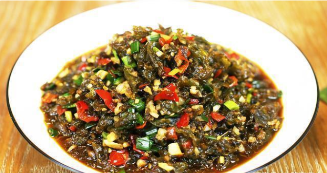 这种菜在这里叫泡菜,有人说是雷公菜,这就是说,这个季节雷雨过后,许多