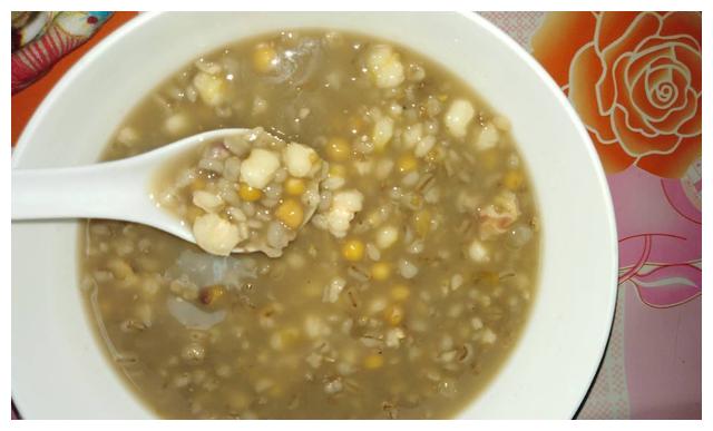 加工豆饽饽和胡黍米的时候,还是会用到它.