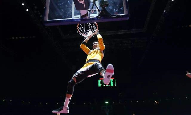 赵睿秀大风车扣篮,模仿詹姆斯庆祝,球迷:准备参加扣篮大赛?