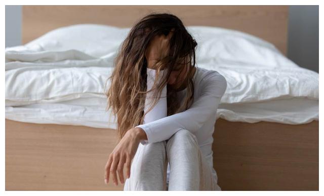 装做很凶狠的样子,等到把爱人气走,他又躲起来偷哭