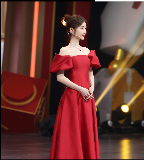 毛晓彤一字肩简单大气.