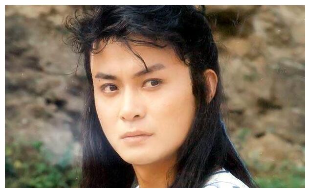 1995年《白眉大侠》横空出世,邢岷山在剧中饰演男二号白云瑞,他相貌