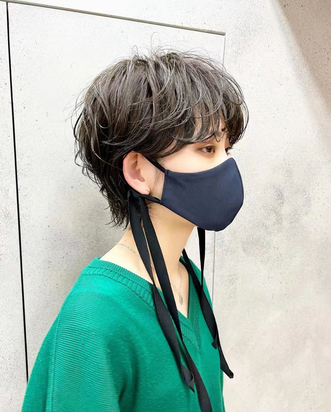 不喜欢超短款的女士,可以选择自然随意的短卷发,但尽量不要烫小卷类型