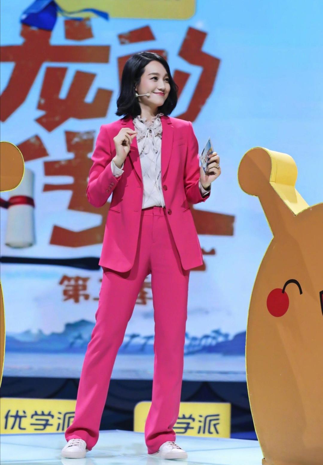 朱丹真是敢穿!黄皮肤也敢尝试玫红色西服套装,居然穿出时尚感