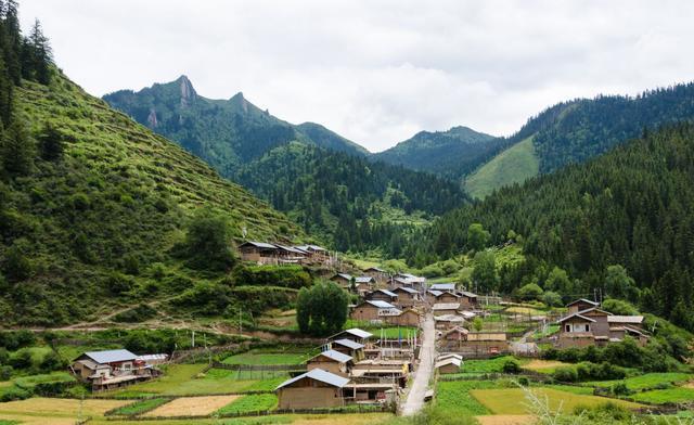 甘肃有个藏族村寨,宛若一座天然"石城",有"香格里拉"的美誉