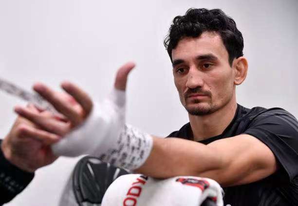 麦克斯·霍洛威因伤退赛，赛胡多与“<a href=