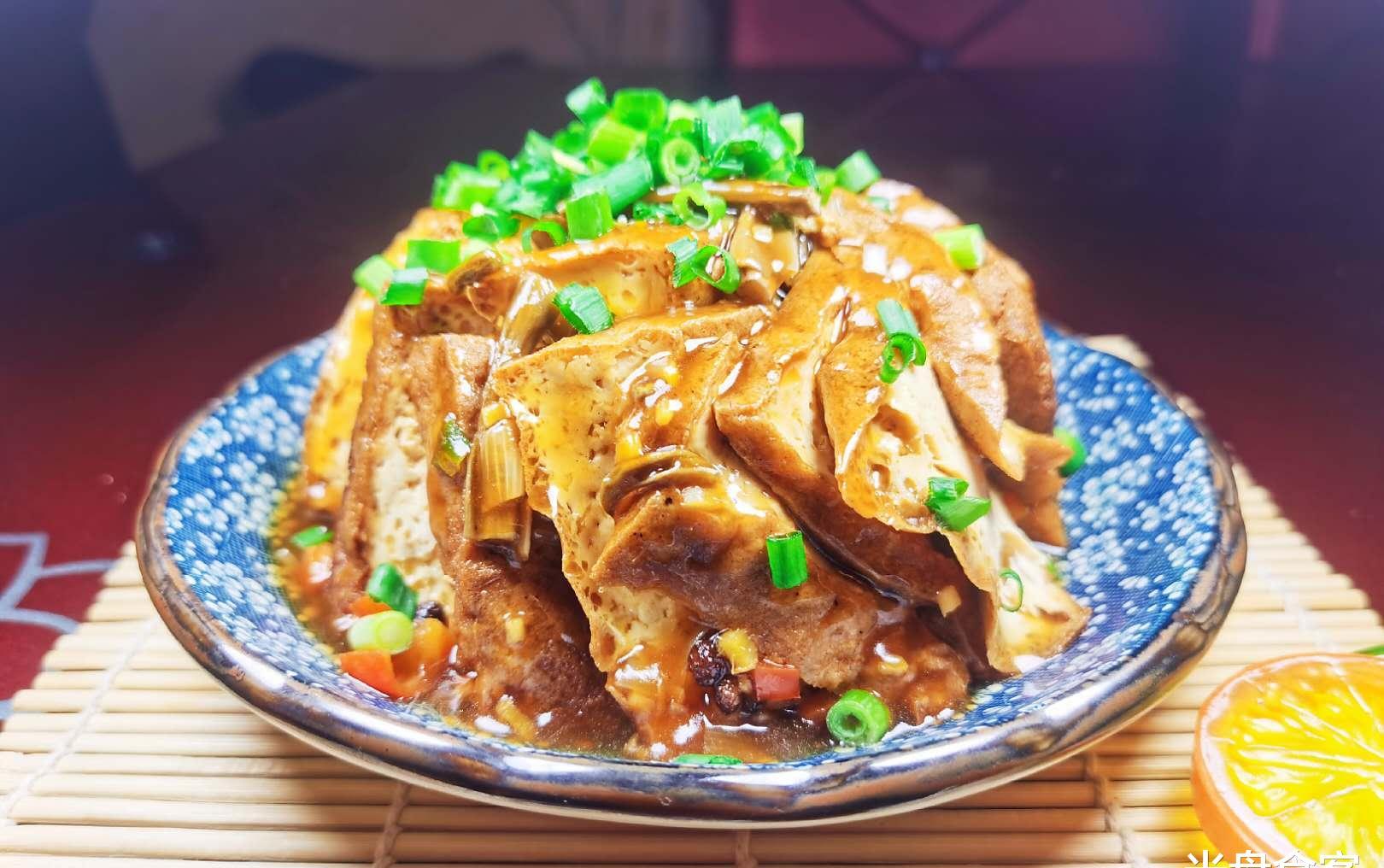 我家必做的豆腐吃法,那就是扣碗豆腐,但说到扣碗,大家最熟悉的有扣碗