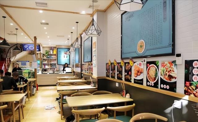 郑州面馆形形色色  街头巷尾的老牌苍蝇馆子确实藏龙卧虎烩面,刀