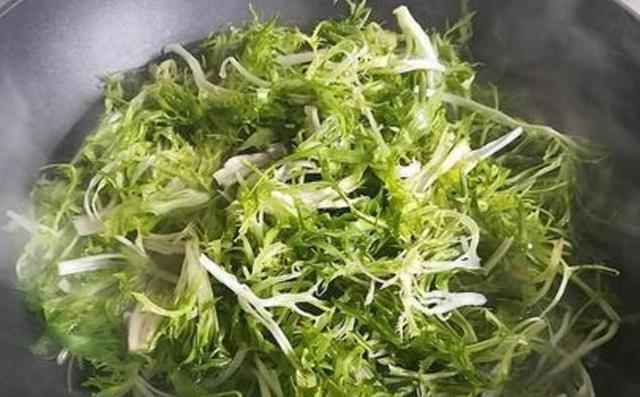 它是天然的下火菜,夏天吃正合适,降火消暑气