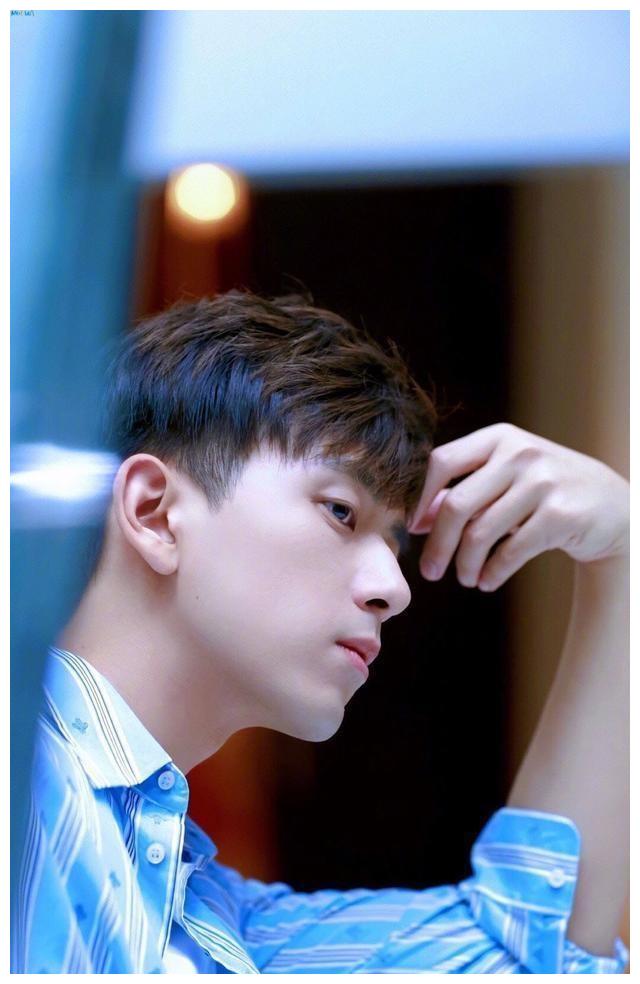 在新剧李现《剩下的11个》中,一个人扮演11个不同的角色