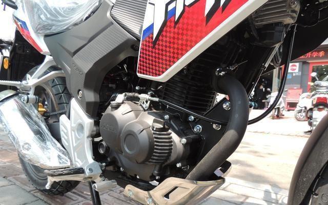 战鹰cbf150x配备了一台实际排量为184cc的单缸风冷四冲程发动机,以