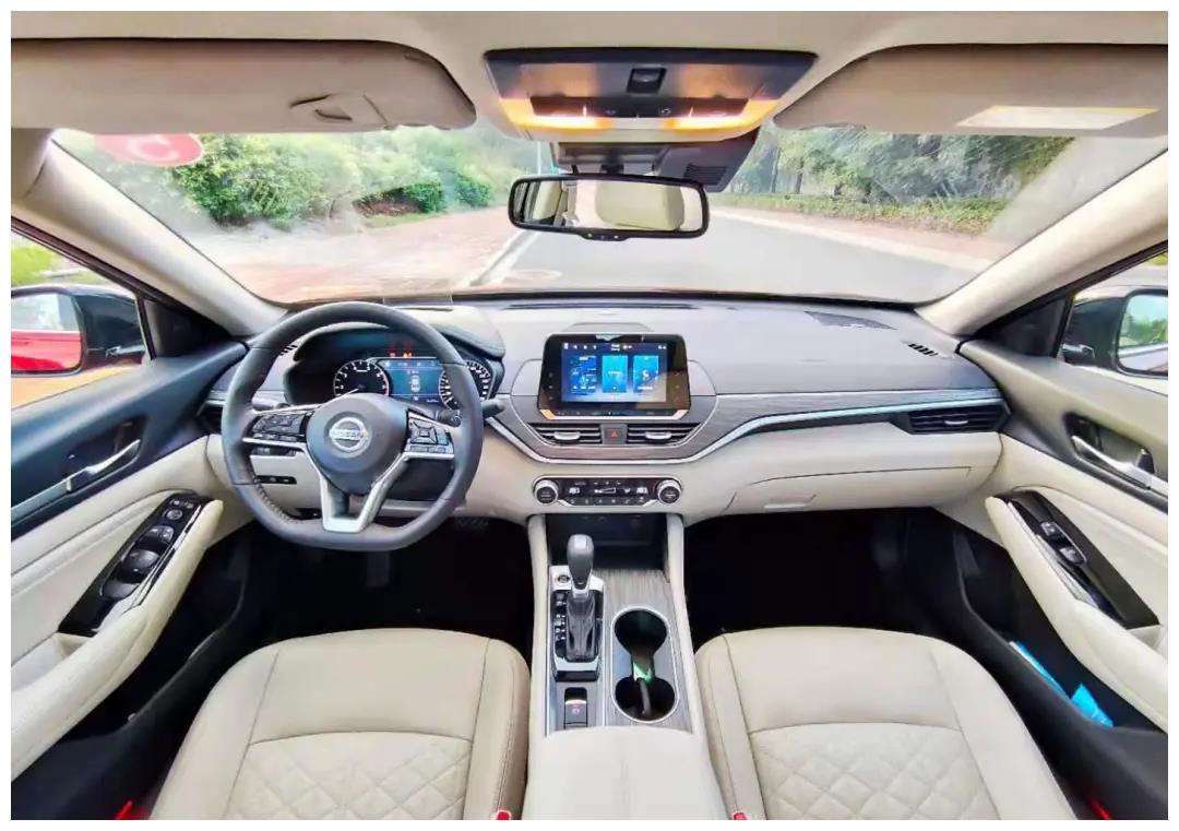 坐移动大沙发游海南试驾2021款东风日产天籁