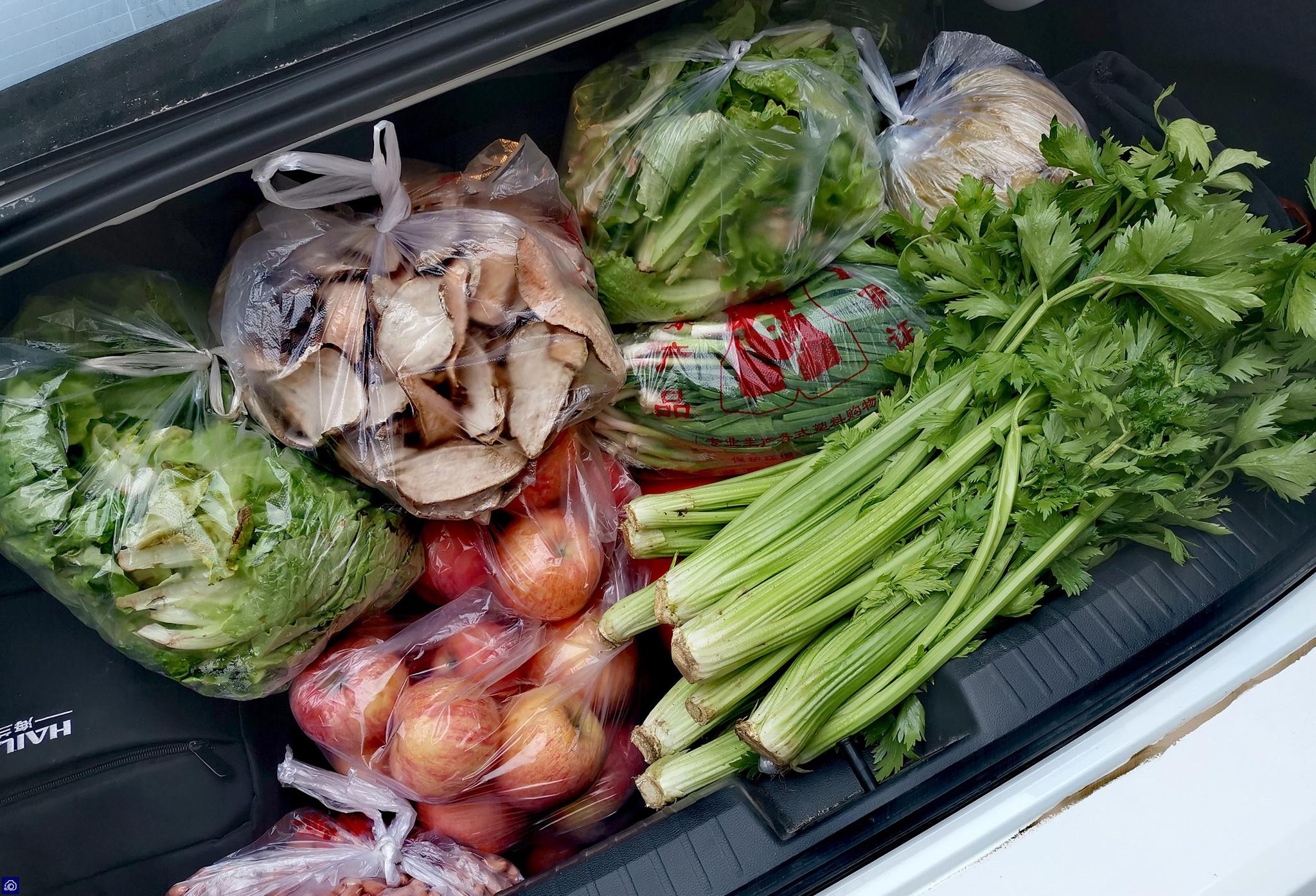 馒头,蔬菜,鸡蛋,牛奶,火腿肠……看着汽车后备箱或行李箱中满满的物品
