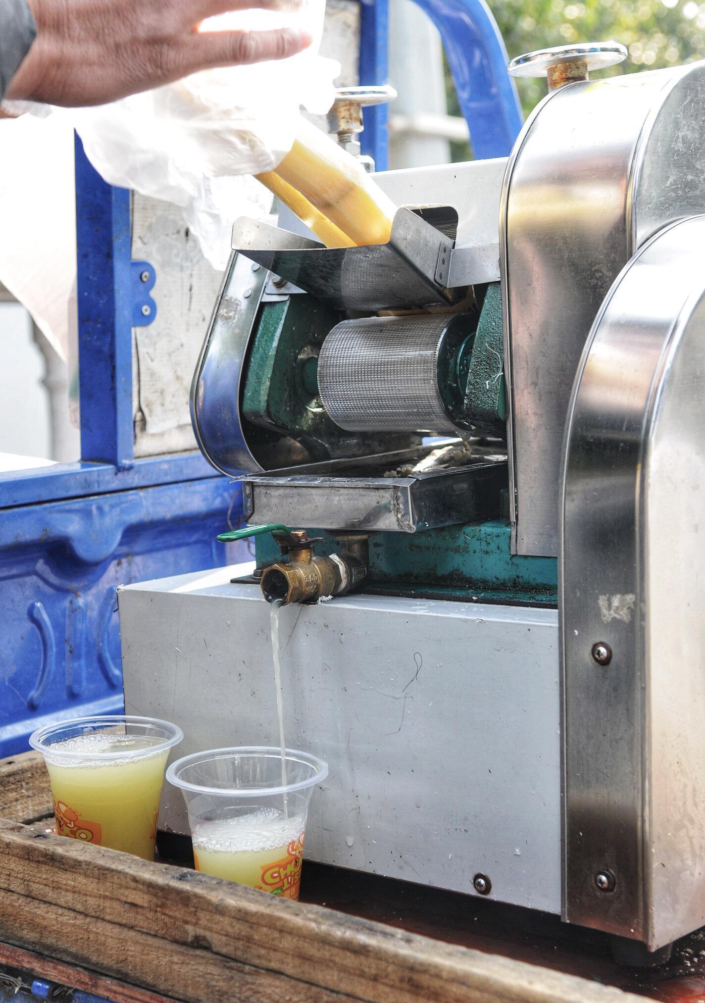 鲜榨甘蔗汁,一绿一紫两种口味.