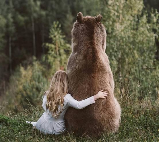 俄罗斯姑娘与熊为伴抬头的一刻真的惊艳了真想把她娶回家