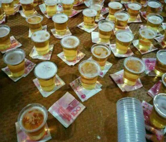 男子与朋友打赌喝酒给钱,结果话音刚落,男子立马瘫坐地上