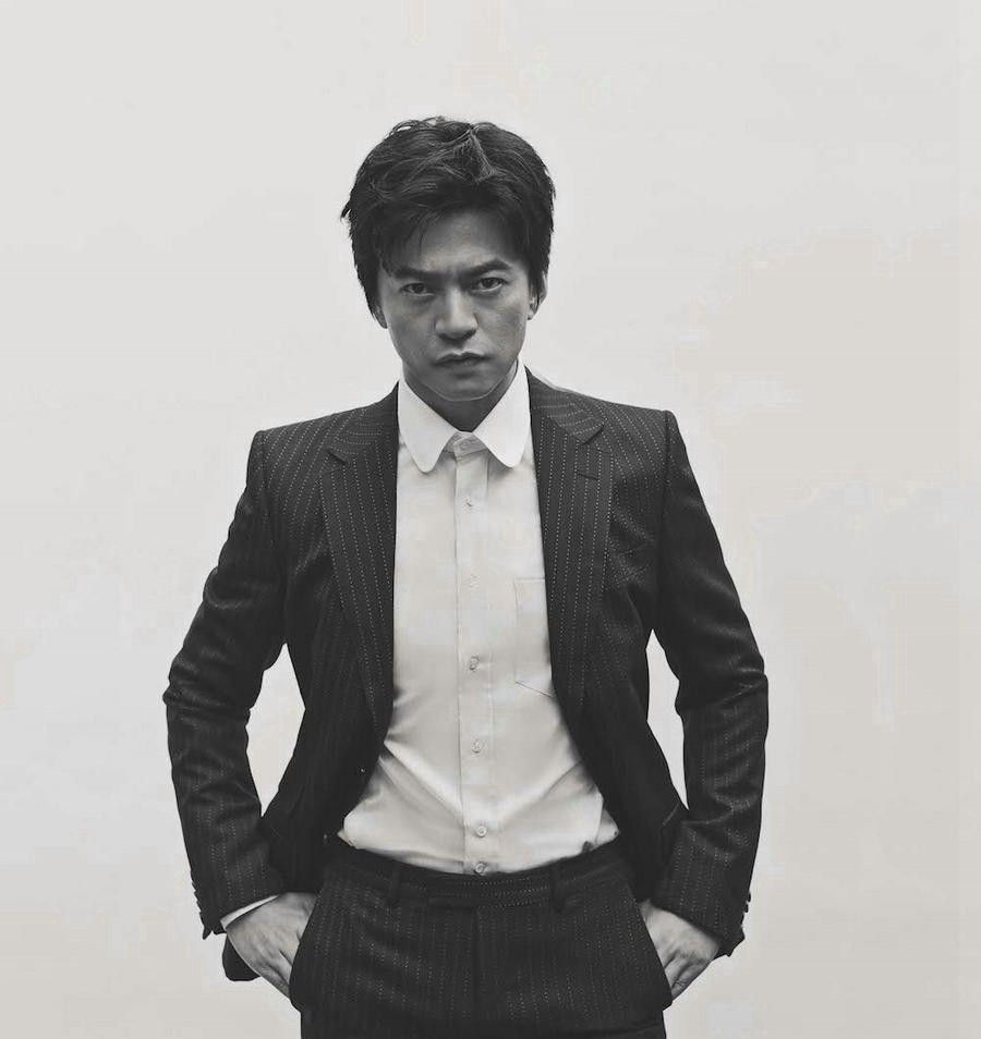 李健,呈现出他沉稳睿智的气质和深邃犀利的眼神尽显音乐诗人魅力