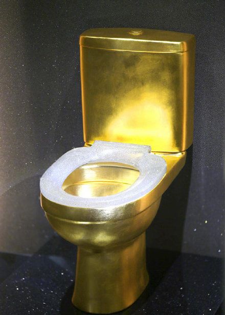 售价超120万美元,镶4万颗钻石的黄金马桶亮相进博会
