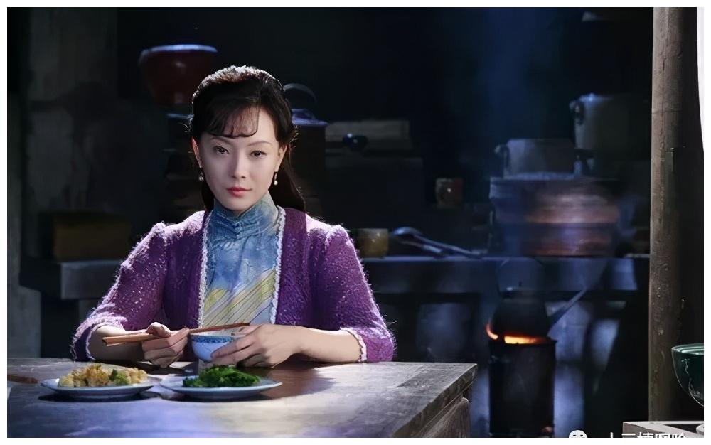 09年出演《倾城之恋》中爱低头的上海女人白流苏,她成了当之无愧的